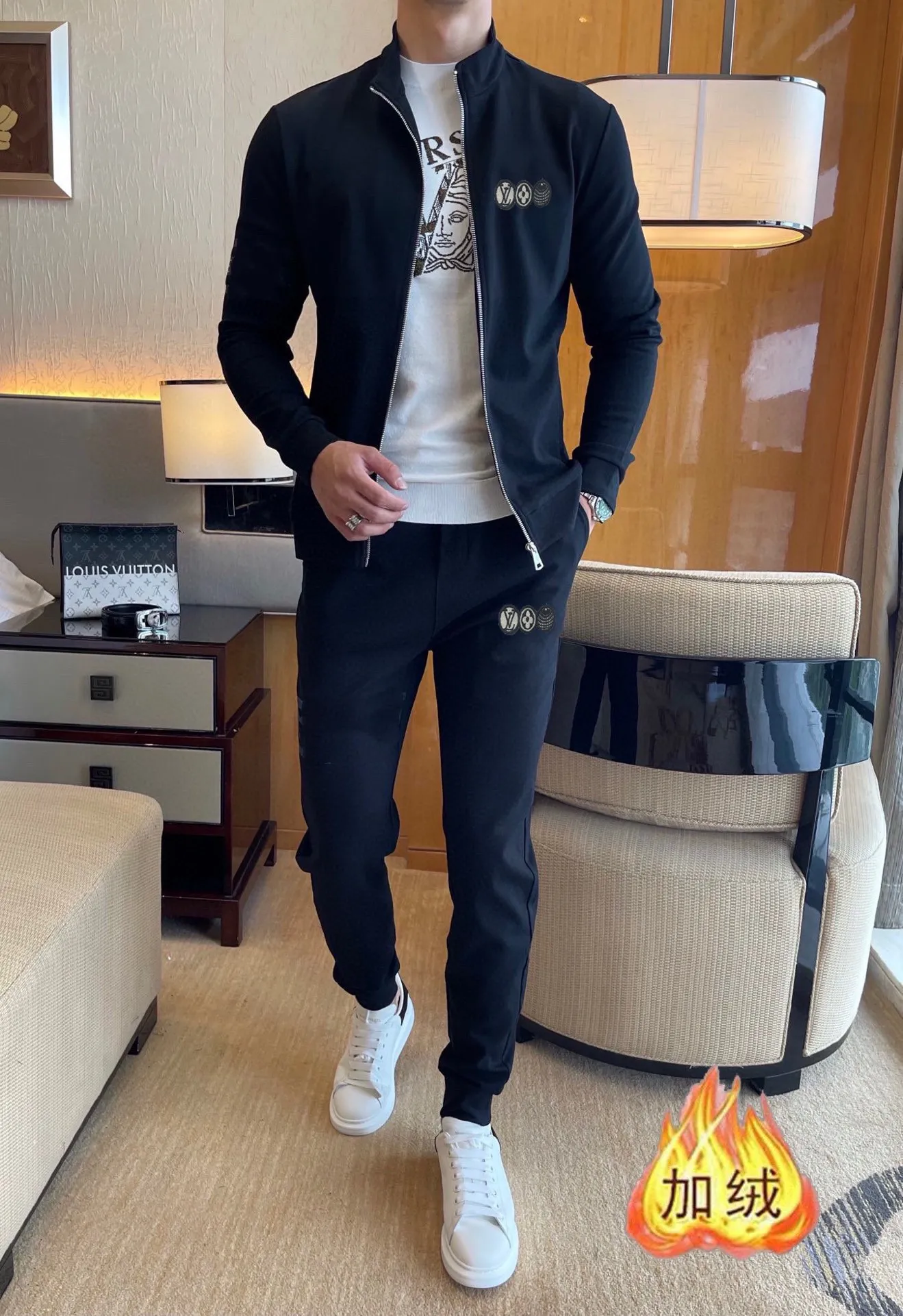 🅿️460 brand [LV Louis Vuitton] (velvet and thickened) 2025 spring new product, celebrities’ favorite fashion-flavored casual suit, clean and neat tailoring, full of urban style. It is made of high-quality customized fabrics, with excellent thermal insulation effect inside, soft and dry feel, and a crisp and stylish upper body effect. The three-dimensional cutting process and the pattern are all of high standards, and the silhouette version has the right benefits! It is not tight at all, and you feel good when you wear it. So many top-quality raw materials create high-end products with unparalleled value. It is the first choice for high-end fashion people. (Size: M-4XL can wear up to 200 pounds)